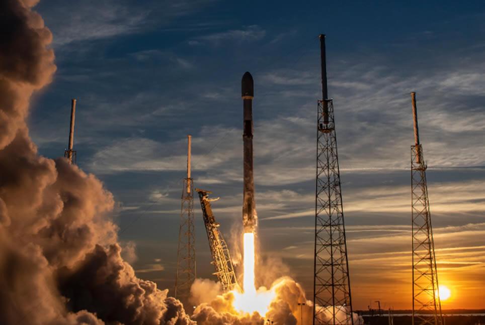 decolagem foguete Falcon 9