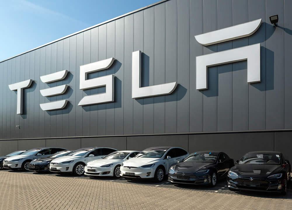 Logo da Tesla com veículos